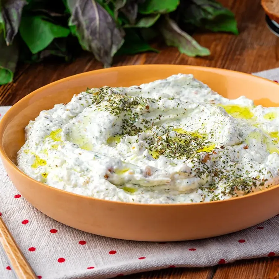 Haydari (Yoghurt With Garlic and Dried Mint)